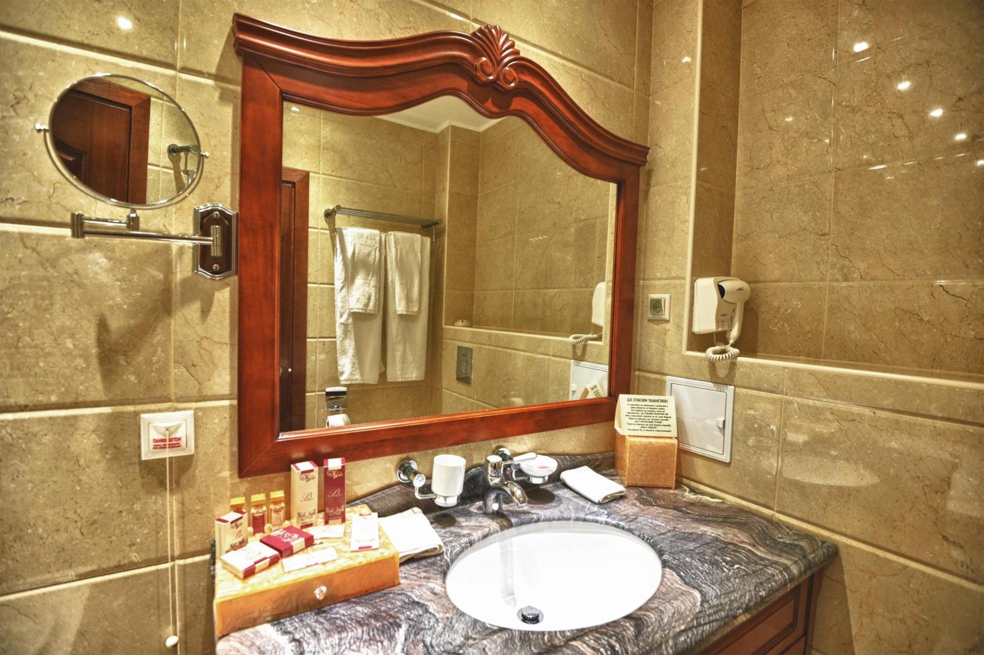 Park Hotel Στάρα Ζαγόρα Εξωτερικό φωτογραφία Bathroom mirror