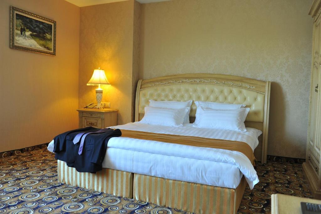Park Hotel Στάρα Ζαγόρα Δωμάτιο φωτογραφία A bedroom at the hotel