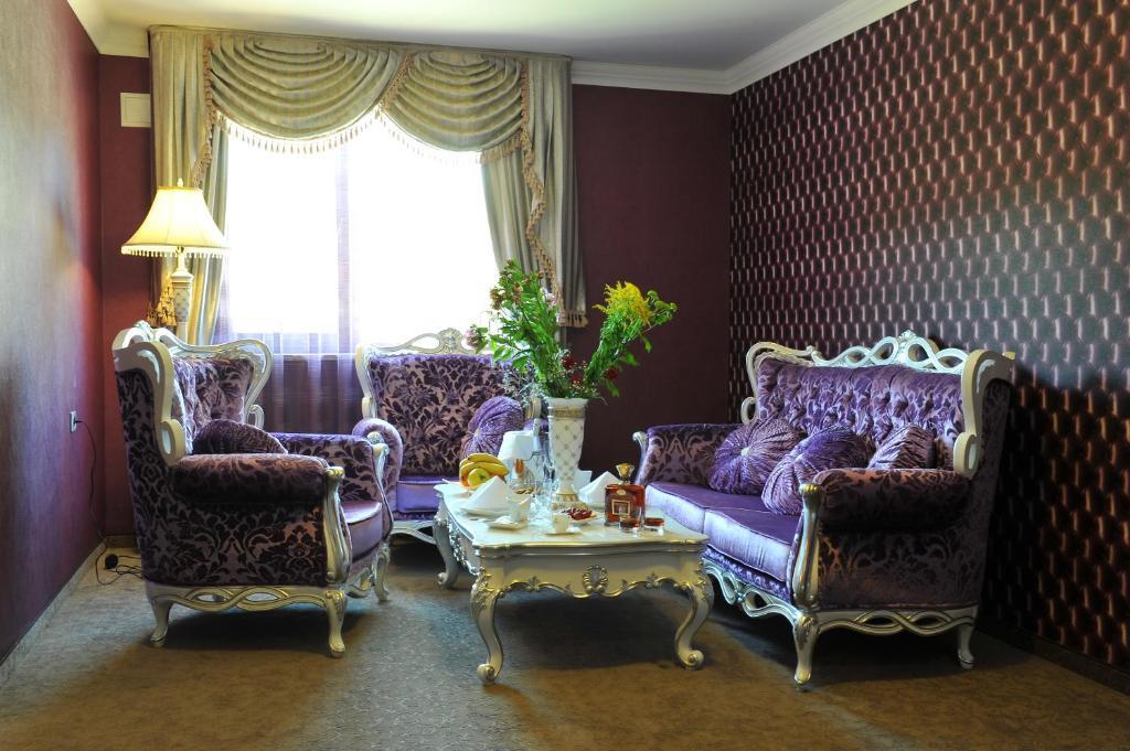 Park Hotel Στάρα Ζαγόρα Δωμάτιο φωτογραφία A living room in the hotel